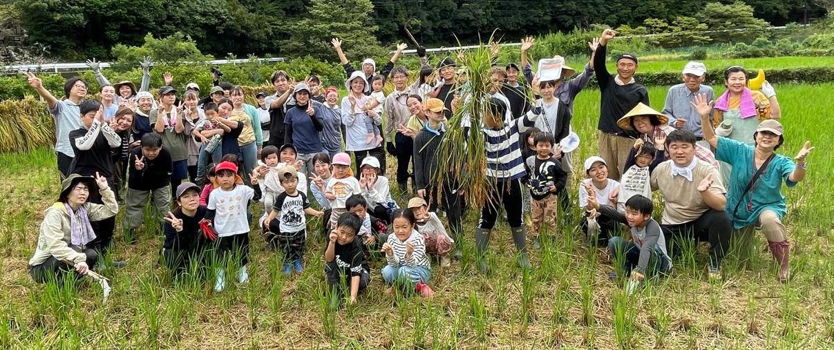 昔ながらの稲刈り風景